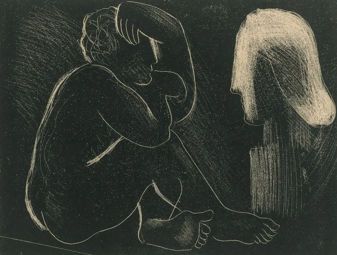 情侶一起欣賞藝術作品的溫馨畫面