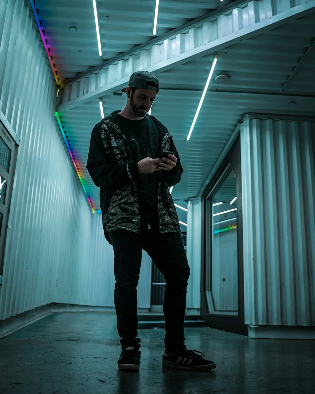 深夜手機聊天示意圖