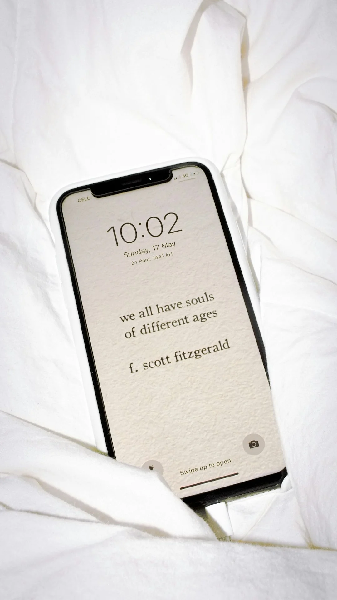 睡前用手機傳送晚安訊息的溫馨畫面