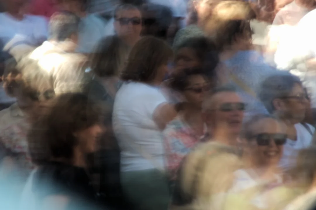 人們觀察周圍環境的場景