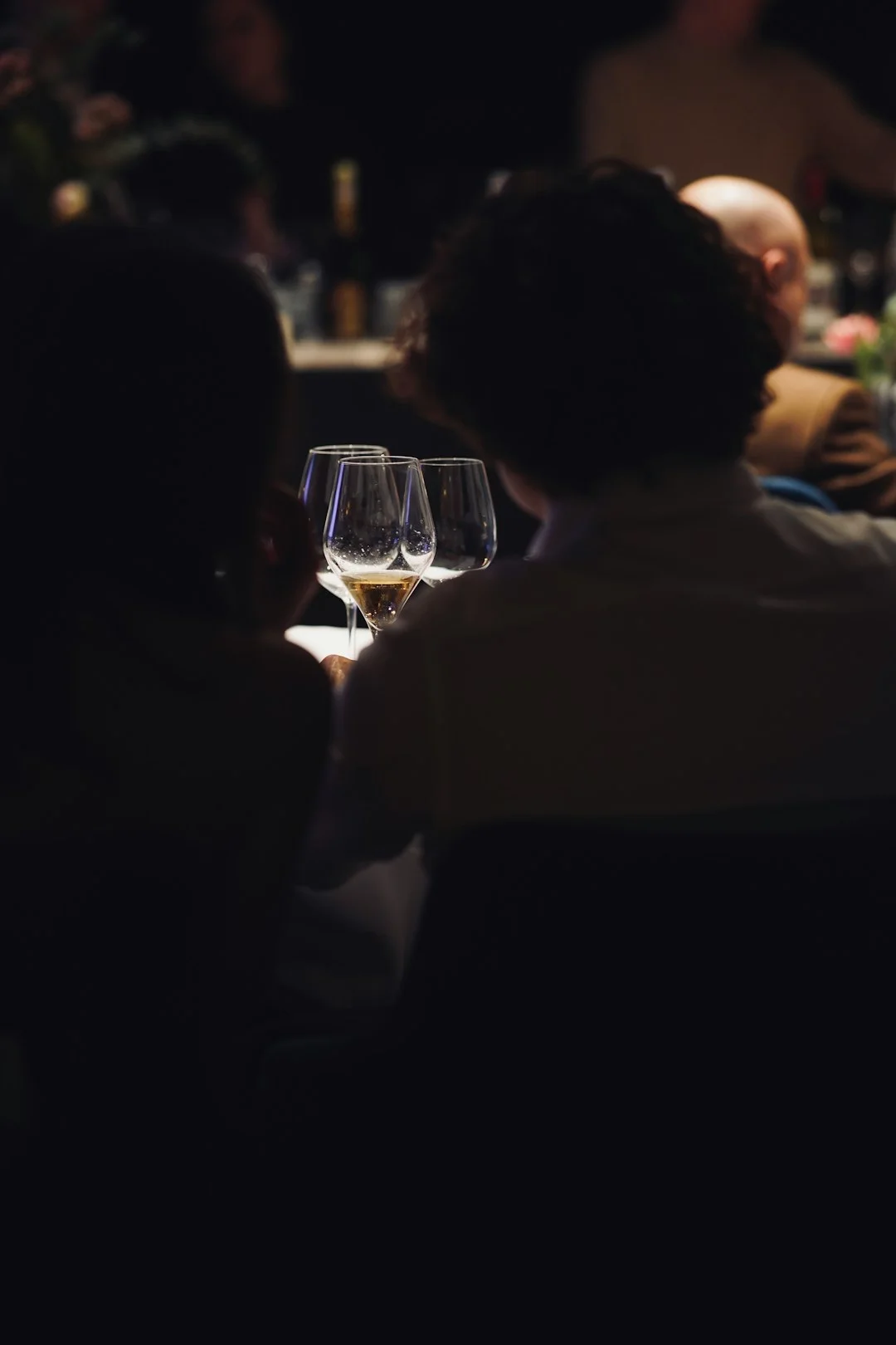 一對情侶在浪漫的餐廳用餐,享受美好的約會時光