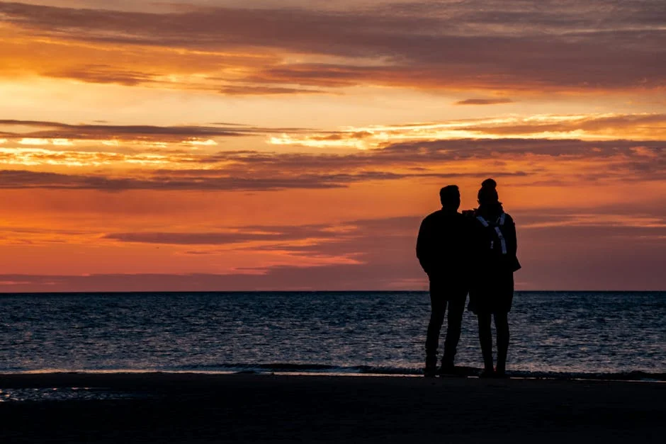 夕陽下一對伴侶的剪影，象徵著美好的感情關係