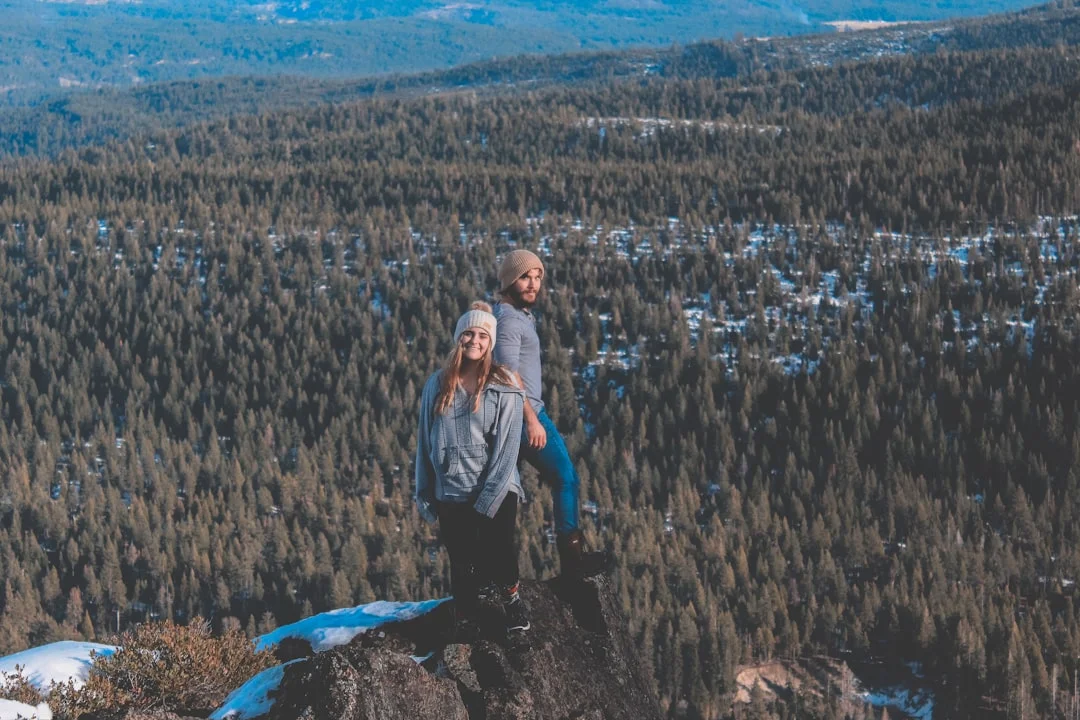 一對情侶在山頂擁抱,共同欣賞壯麗景色