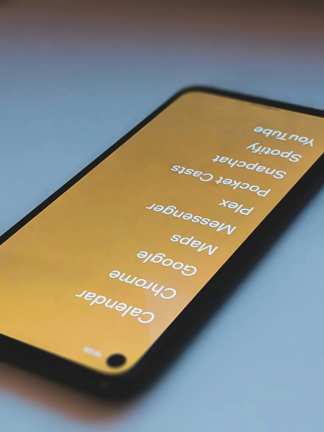 使用交友應用程式的女性