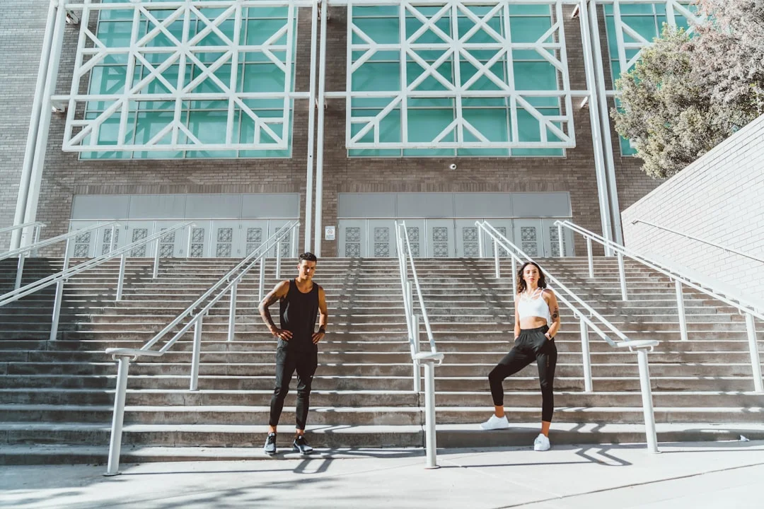 一對情侶在健身房一起運動訓練