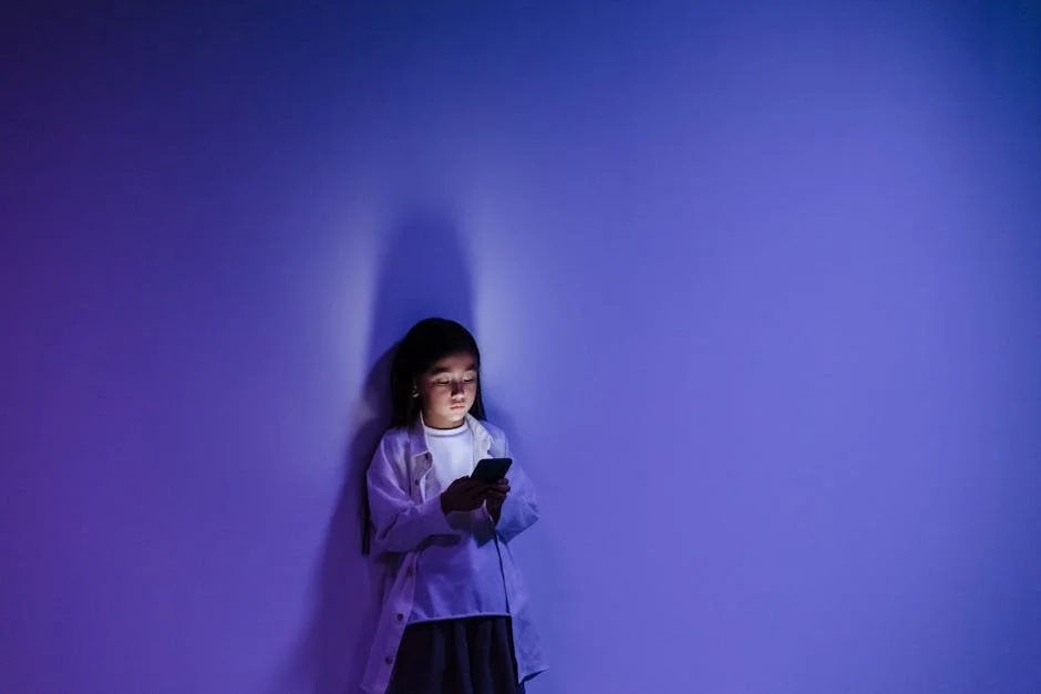 深夜使用手機的年輕人