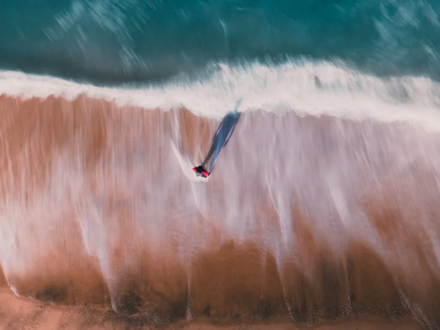 獨自冥想的女性,展現內在平靜與自我探索