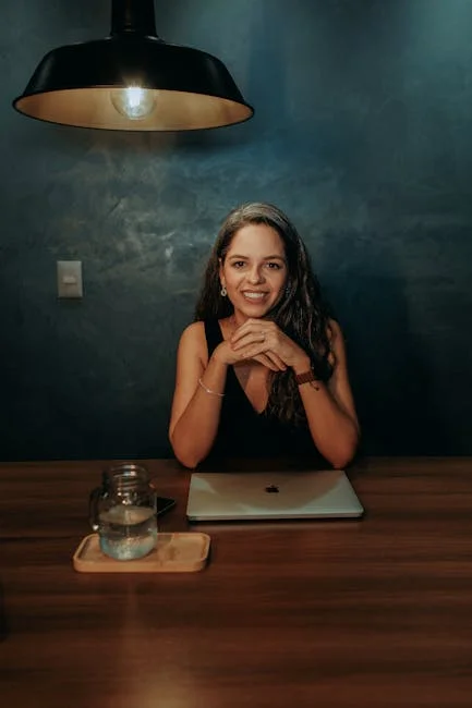 專業人士在辦公室交流的場景